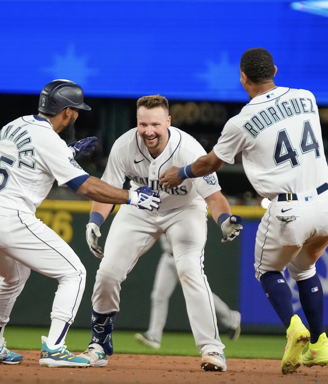 Baseball: Mariners Survive Pitchers Duel, Avoid Sweep in Extras